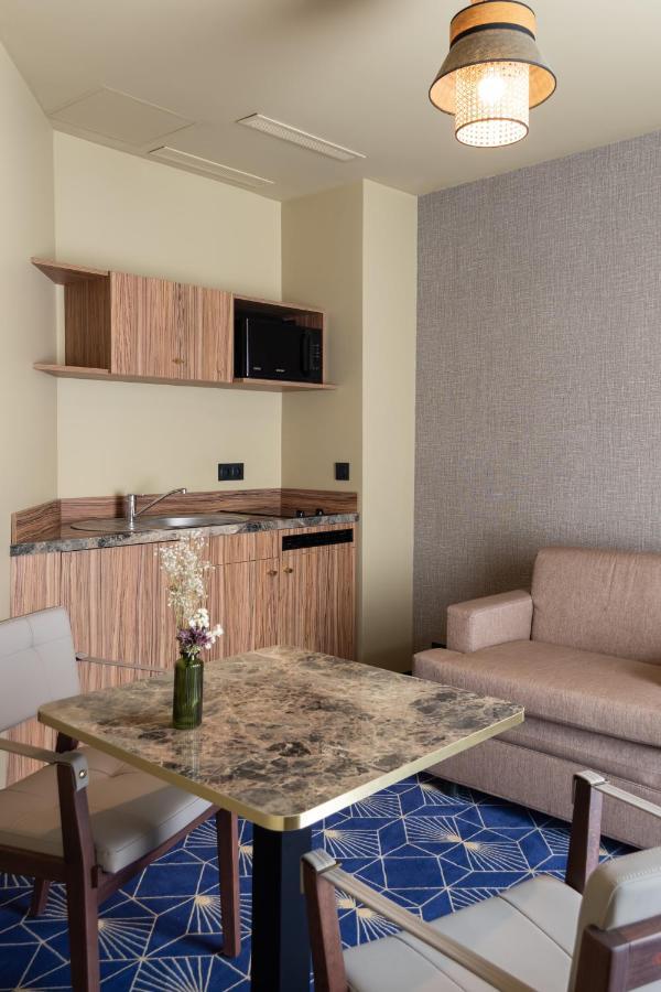 Suite,1249577632:JPEG